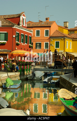 Die Insel Burano Venedig, zentrale Dorf Marktplatz, Menschen Kreuzung Brücke über Kanal an einem sonnigen Tag Stockfoto