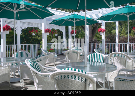 Restaurant Terrasse Deck mit Stühle Tische Schirme außerhalb an einem Sommertag, USA Stockfoto