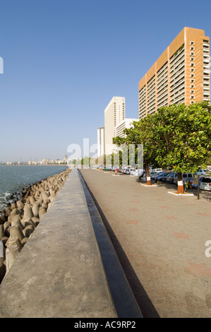 Eine Weitwinkelaufnahme des Marine Drive und Back Bay von Nariman Point vor blauem Himmel. Stockfoto