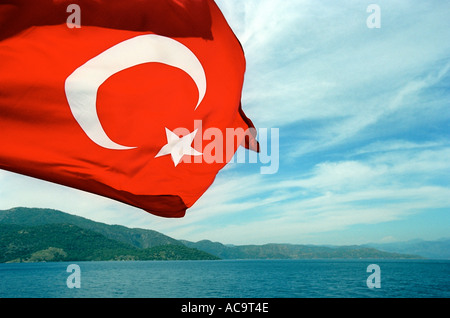 Flagge der Türkei mit türkischen Küste im Hintergrund Stockfoto