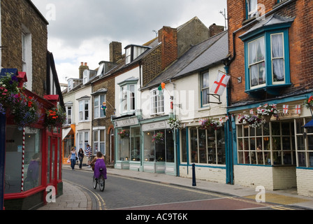 Alte Läden kleine lokale High Street Leute Whitstable Kent England 2007 2000er Jahre Großbritannien HOMER SYKES Stockfoto