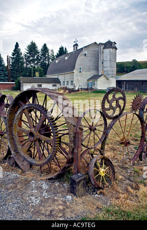 Der Künstler-Scheune mit seinen Zaun gemacht von alten Traktoren Räder in Uniontown, in der Palouse Region im südöstlichen Washington Stockfoto