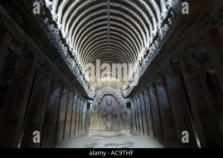 Das Innere des Vishwakarma Caitya Hall (Höhle 10) zeigt die kunstvoll geschnitzten gewölbte Decke und der Lehre Buddha-Statue. Stockfoto