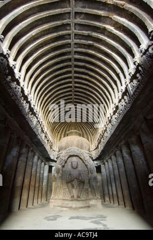 Das Innere des Vishwakarma Caitya Hall (Höhle 10) zeigt die kunstvoll geschnitzten gewölbte Decke und der Lehre Buddha-Statue. Stockfoto