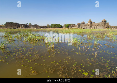 Eine Weitwinkelaufnahme über eines der künstlichen Seen (Kapur Talao) die königliche Enklave und das Schiff Palast (Jahaz Mahal). Stockfoto