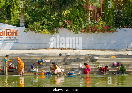 Ein Blick auf einheimische Frauen, die ihre Wäsche in einem des Ghats am Christopher Sagar See. Stockfoto