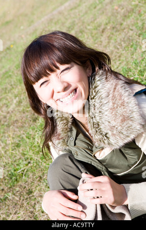 Junge Frau lächelnd Blick in die Kamera Stockfoto