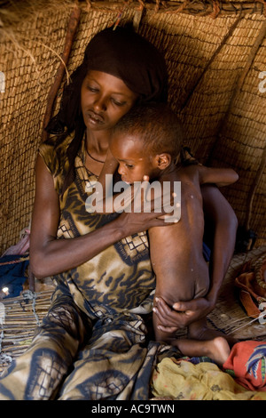 BADERA WESTERN SOMALIA 2. März 2006 Mutter Bisharo Ibrahim Adew 20 hält ihr unterernährte 4-jährigen Jungen Stockfoto