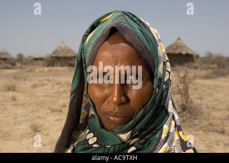BAKAL Dorf in der Nähe von BADERA WESTERN SOMALIA 2. März 2006 Sahra Moalim 40, einer der wenigen Menschen in ihrem Dorf bleiben Stockfoto