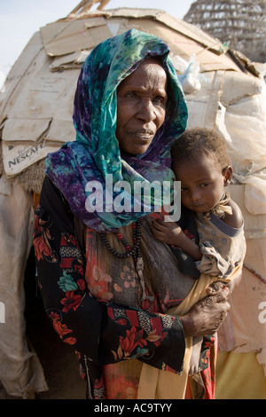 BADERA WESTERN SOMALIA 2. März 2006 Katyre Makhtil hält ihren unterernährten Enkel Hussain Ibrahim Stockfoto