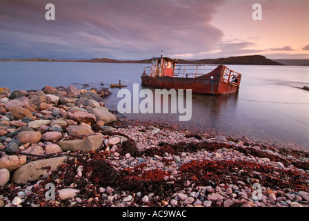 Rusty zerstörten Boot am Loch Ewe Ormiscaig Aultbea in der Nähe von Gairloch Wester Ross Schottland Großbritannien GB EU Europa Stockfoto