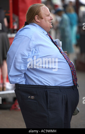 Dicker Mann mit einem Pferdeschwanz bei den Rennen Stockfoto