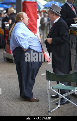 Dicker Mann mit einem Pferdeschwanz bei den Rennen Stockfoto