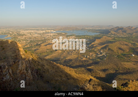 Ein Weitwinkel erhöhte Ansicht von Udaipur und Pichola-See von Monsoon Palace Road bei Sonnenuntergang aufgenommen. Stockfoto