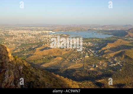 Ein Weitwinkel erhöhte Ansicht von Udaipur und Pichola-See von Monsoon Palace Road bei Sonnenuntergang aufgenommen. Stockfoto