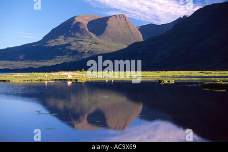 Beinn Alligin spiegelt sich in Loch Torridon Wester Ross Highlands Schottland Stockfoto