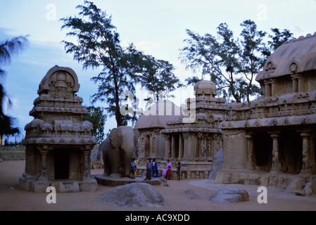 Mahabalipuram, Indien - fünf Rathas Tempel in der Abenddämmerung Stockfoto