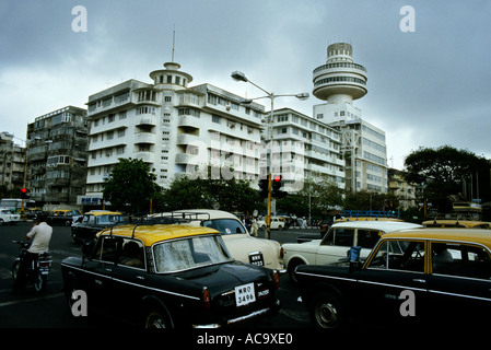 Indien 1985 Bombay Schwerverkehr mit Taxis und moderne Gebäude unter Gewitterhimmel Stockfoto