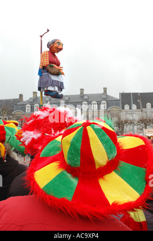 Karneval-Masse gerade traditionelle Mooswief an einem Mast am Vrijthof Quadrat Maastricht Niederlande Stockfoto