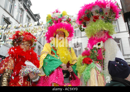 Drei bunte Damen gekleidet in Karneval Farben rot gelb grün Maastricht Niederlande Stockfoto