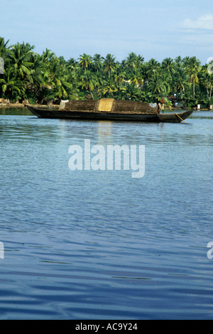 Indien Kerala Zustand Quilon Dorf traditionelles Hausboot auf den "Backwaters" navigieren Stockfoto