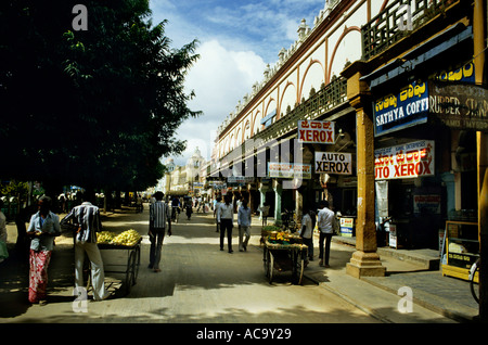 Mysore in Kamataka Zustand, Indien - Stadt einkaufen Straßenszene Stockfoto