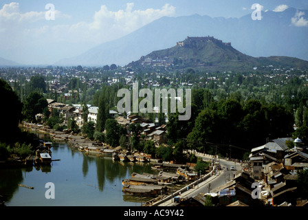 Kaschmir, Indien - Ansicht von Srinagar Stadt und Hausboote an den Ufern des Sees Dal Stockfoto