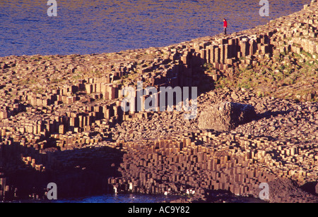 Person auf der sechseckigen Säulen Giants Causeway Co Antrim in Nordirland Stockfoto