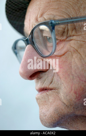 Alter Mann mit Brille Stockfoto