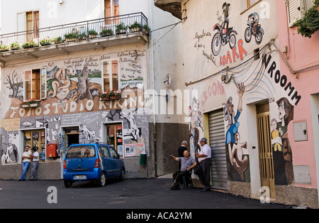 Dorfplatz mit berühmten Wandmalereien, Orgosolo, Provinz Nuoro, Sardinien, Italien Stockfoto