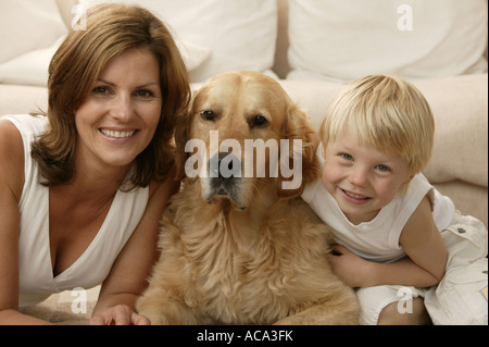Mutter und Sohn im Inneren mit Familienhund Stockfoto
