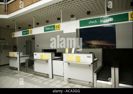 Leere Check-in-Schalter, Flughafen Stockfoto