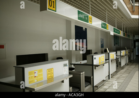 Leere Check-in-Schalter, Flughafen Stockfoto