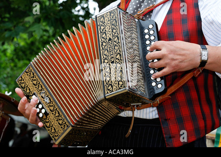 Ein Balladenhändler, der Akkordeon spielt, Krefeld-Linn Stockfoto