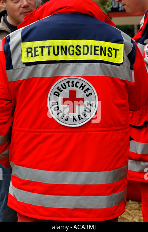 Signal rot Jacke des Deutschen Roten Kreuzes Mitglied, Rettungsdienste, Deutschland Stockfoto