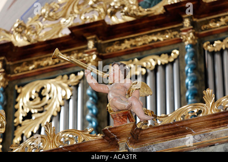 Religiöse Stiftung Goettweig, Stiftskirche, barocke Orgel, Putto spielt Posaune, Niederösterreich, Österreich Stockfoto