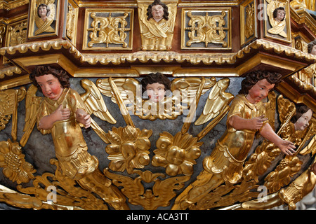 Religiöse Stiftung Goettweig, Stiftskirche, barocke Kanzel mit goldenen Engeln, Niederösterreich, Österreich Stockfoto