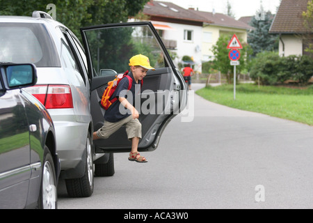 Kind springt aus einem Auto Stockfoto