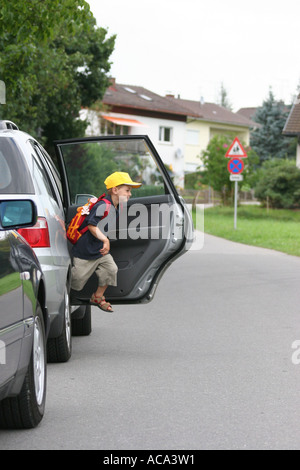 Kind springt aus einem Auto Stockfoto