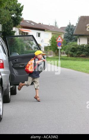 Kind springt aus einem Auto Stockfoto