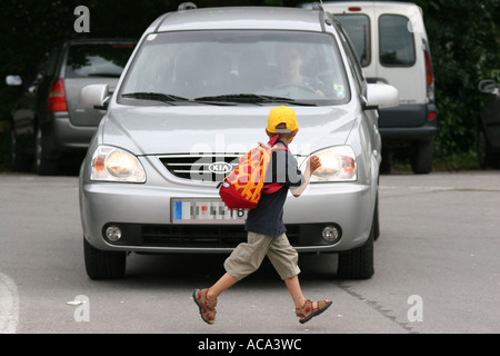 Kind springt aus einem Auto Stockfoto