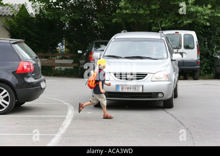 Kind springt aus einem Auto Stockfoto