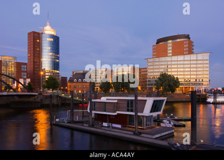 City Sporthafen Marina und Hanseatic Trade Center in der Abenddämmerung, Hamburg, Deutschland Stockfoto