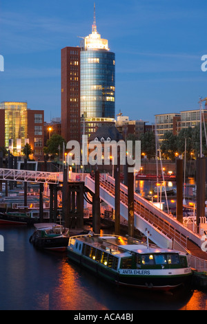 City Sporthafen Marina und Hanseatic Trade Center in der Abenddämmerung, Hamburg, Deutschland Stockfoto