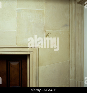 Teilansicht des hölzernen Türrahmen Sitzgarnitur im Steinwand in einer spanischen villa Stockfoto