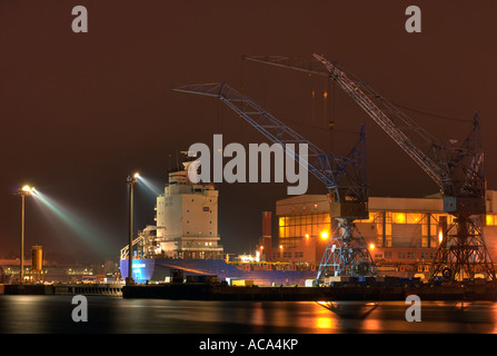 Howaldtswerke-Deutsche Werft (HDW), Schiffbau-Unternehmen, in der Nacht, Kiel, Schleswig-Holstein, Deutschland Stockfoto