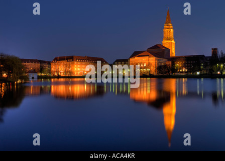 Rathaus und Oper in der Nacht, Kiel, Schleswig-Holstein, Deutschland Stockfoto