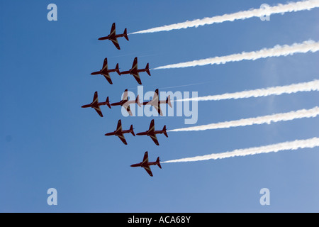 Kunstflug Dsiplay aus den roten Pfeilen der RAF UK Flying Hawk 100-Flugzeuge Stockfoto