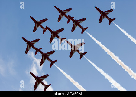 Kunstflug Dsiplay aus den roten Pfeilen der RAF UK Flying Hawk 100-Flugzeuge Stockfoto