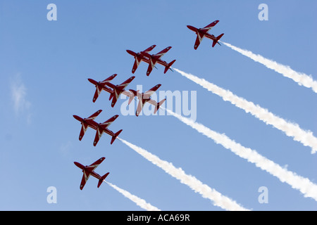 Kunstflug Dsiplay aus den roten Pfeilen der RAF UK Flying Hawk 100-Flugzeuge Stockfoto